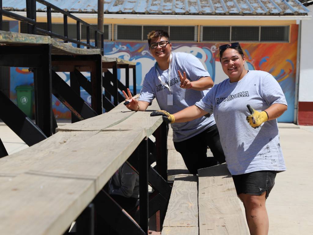 Estudiantes pintando el colegio