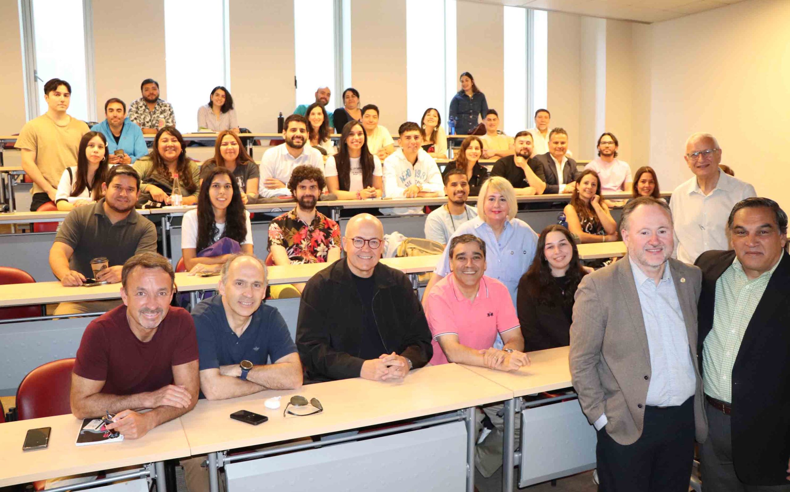 Docentes y estudiantes recién egresados y titulados de la carrera de Odontología de Sede Santiago