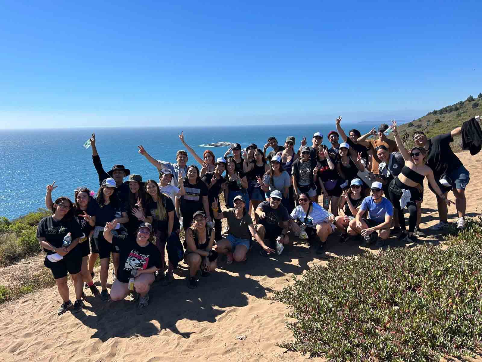 34 estudiantes realizando trabajos voluntarios