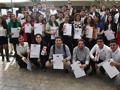 Estudiantes son reconocidos por el apoyo a sus pares como tutores y ayudantes