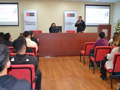 Estudiantes de Ingeniería Comercial reciben herramientas de educación financiera activa