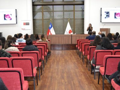 Fonoaudiología capacita a sus estudiantes en intervención en voz cantada