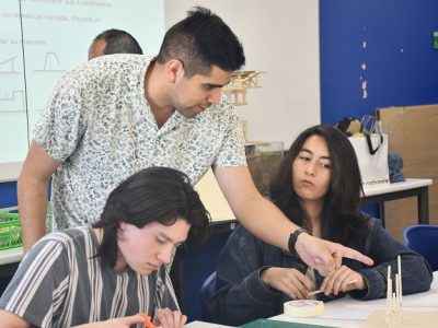 Aspirantes a estudiante de Arquitectura viven experiencia práctica y comparten con académicos