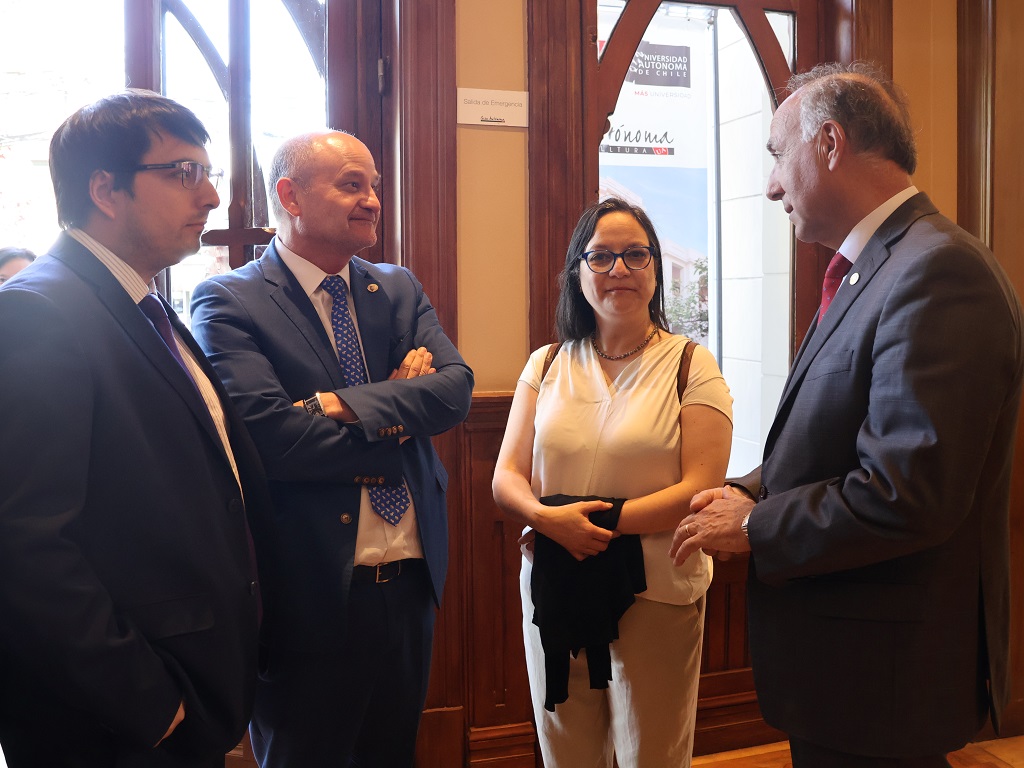 Decano de Facultad de Derecho de U. Autónoma e Investigadores