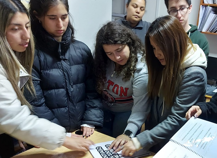Estudiantes de Pedagogía en Inglés visitan Biblioteca Central para Ciegos