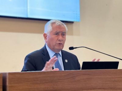 Facultad de Ciencias de la Salud inicia sus actividades 2024 con clase magistral del exministro Enrique Paris