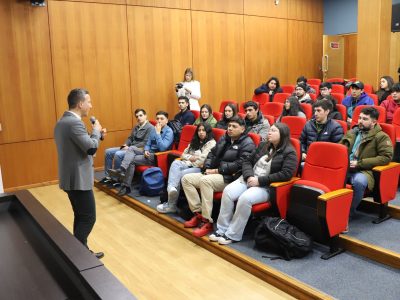 Dictan charla “Construcción en tiempos de crisis” para estudiantes de Ingeniería en Construcción