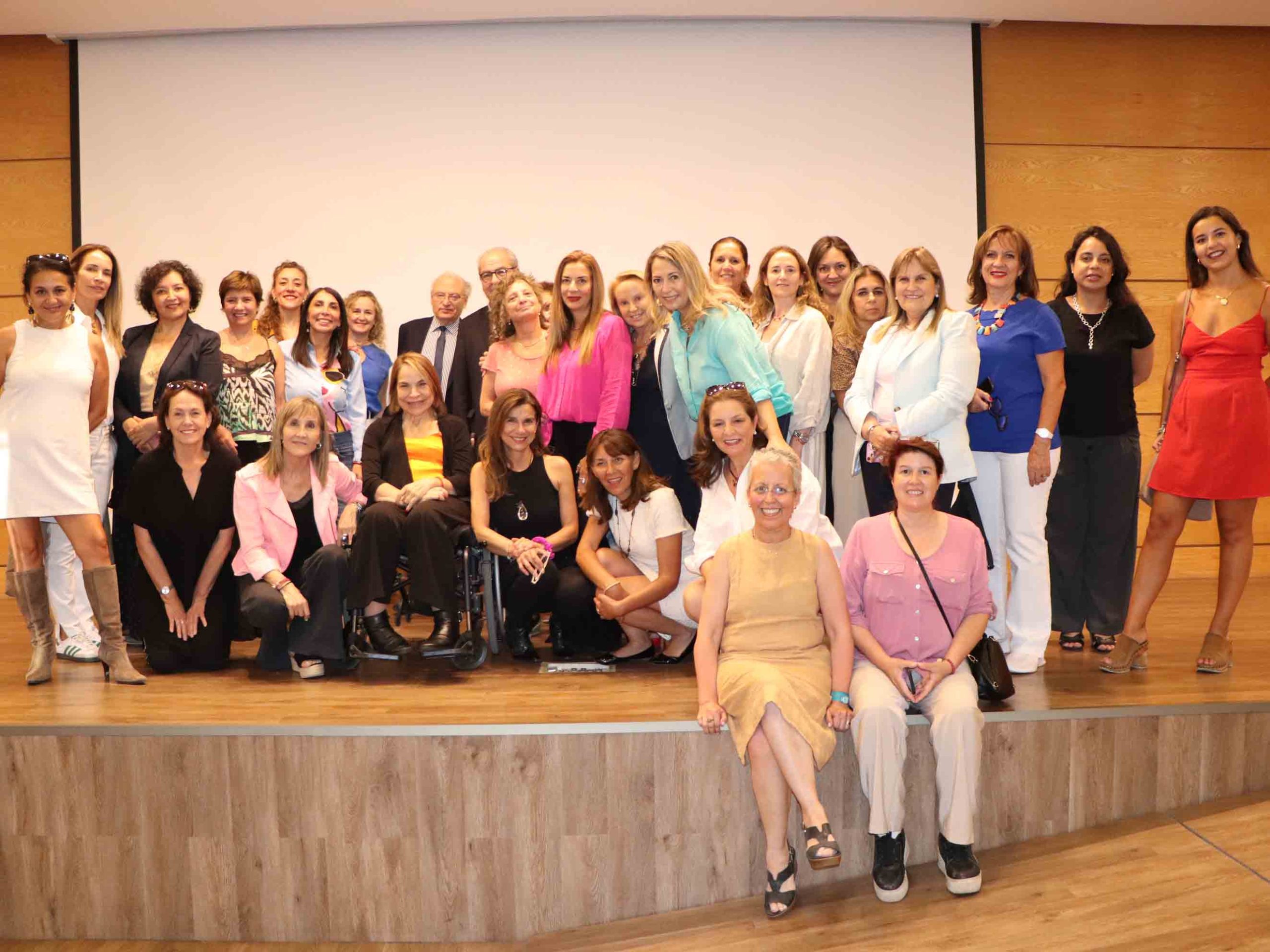 Grupo de 70 mujeres 