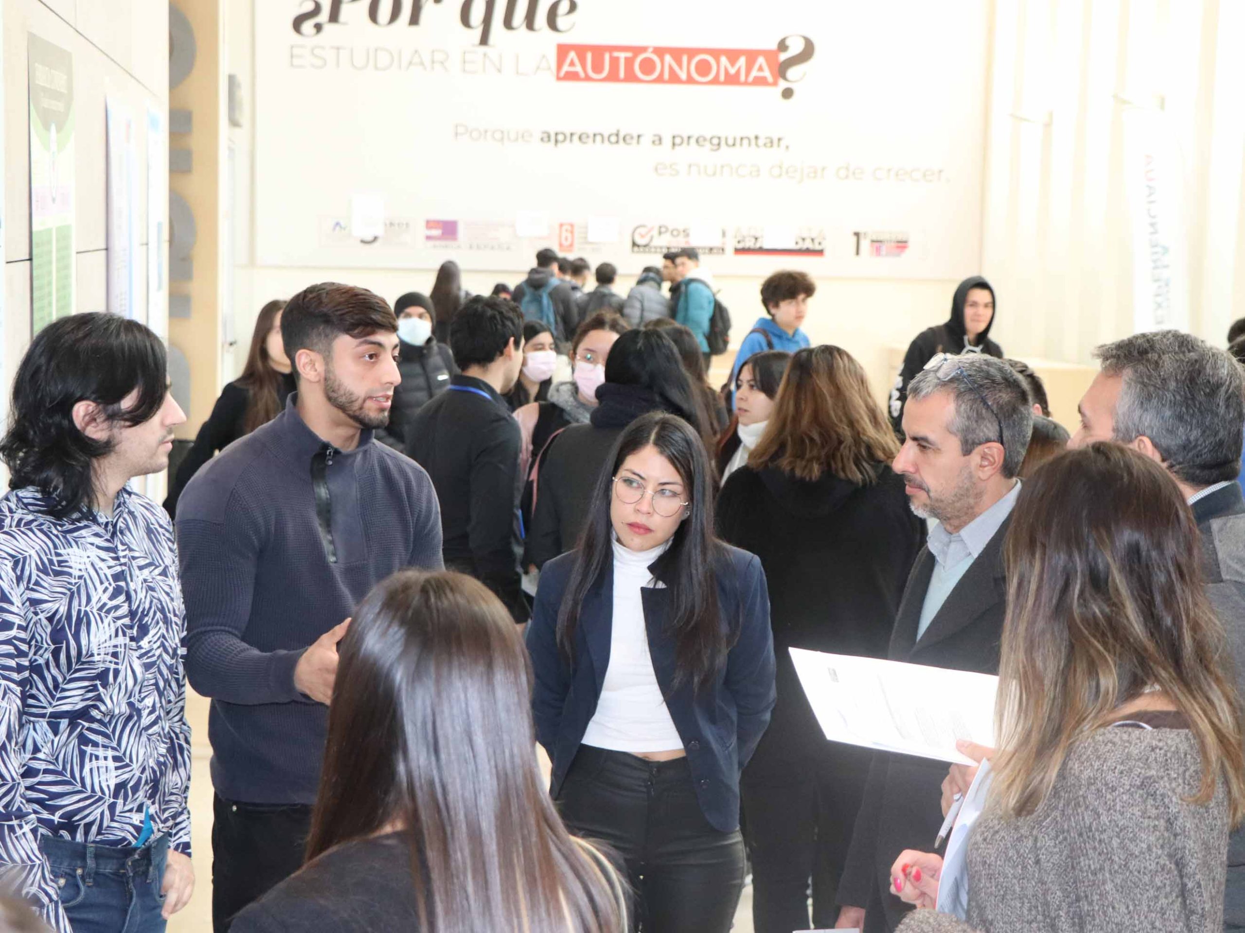 Estudiantes de Química y Farmacia presentaron pósteres científicos en Sede Santiago