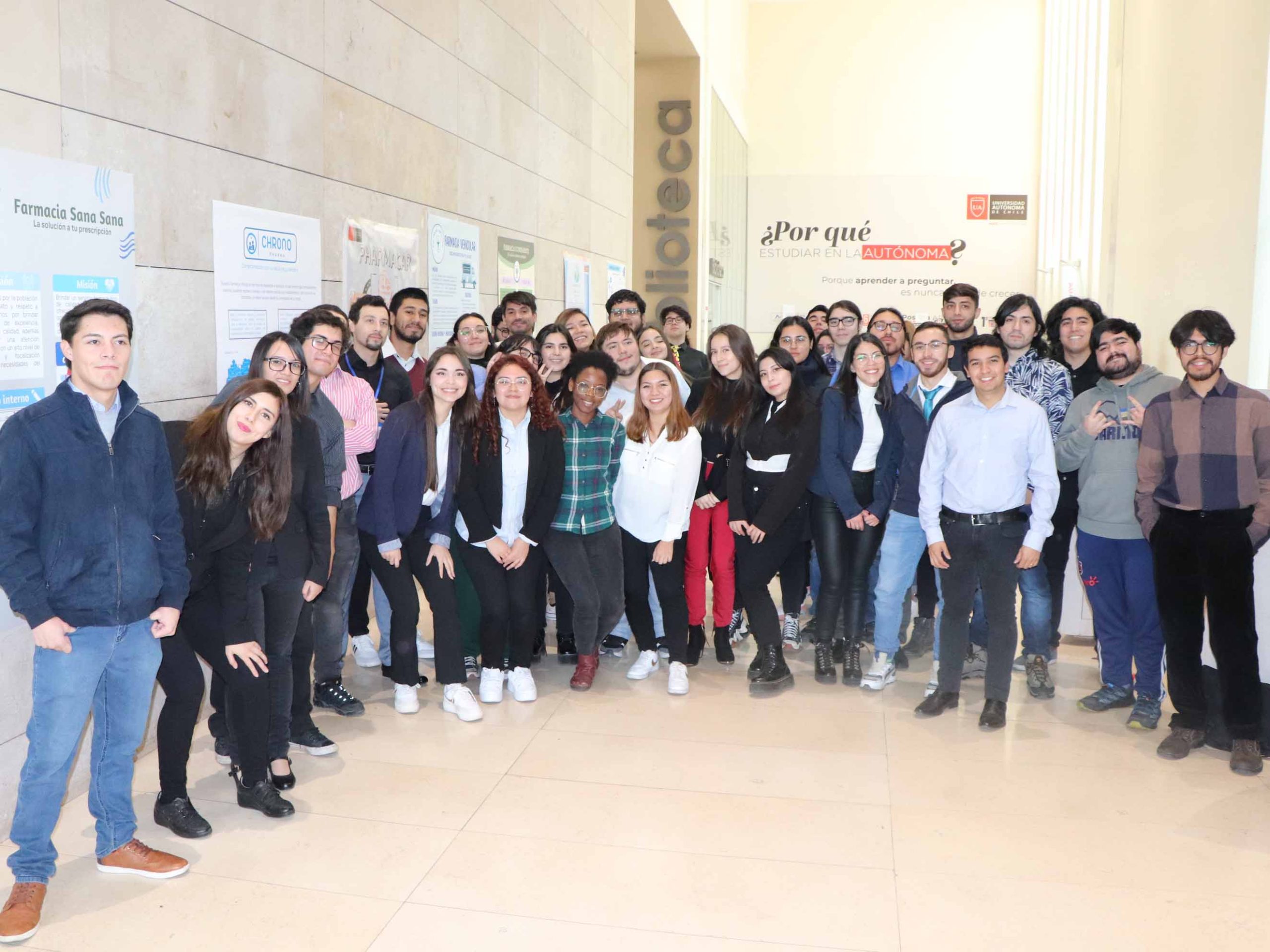 Estudiantes de Química y Farmacia presentaron pósteres científicos en Sede Santiago