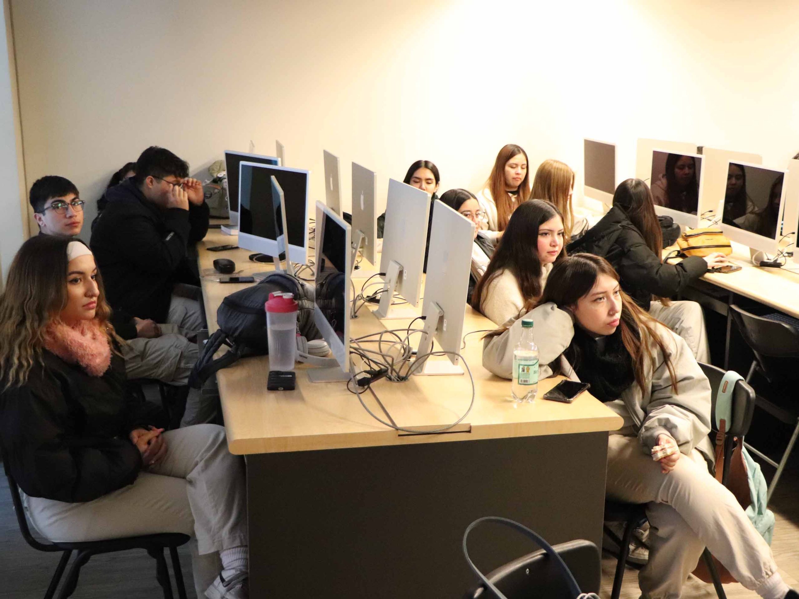 Estudiantes de Publicidad en la charla