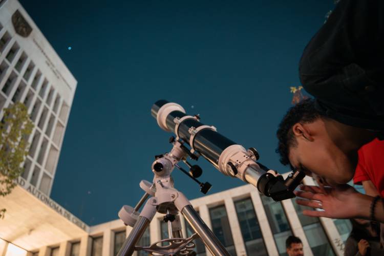 Más de cien personas disfrutaron de charlas y observaciones nocturnas por el “Día de la Astronomía
