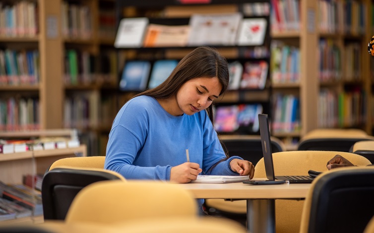 alumna estudiando