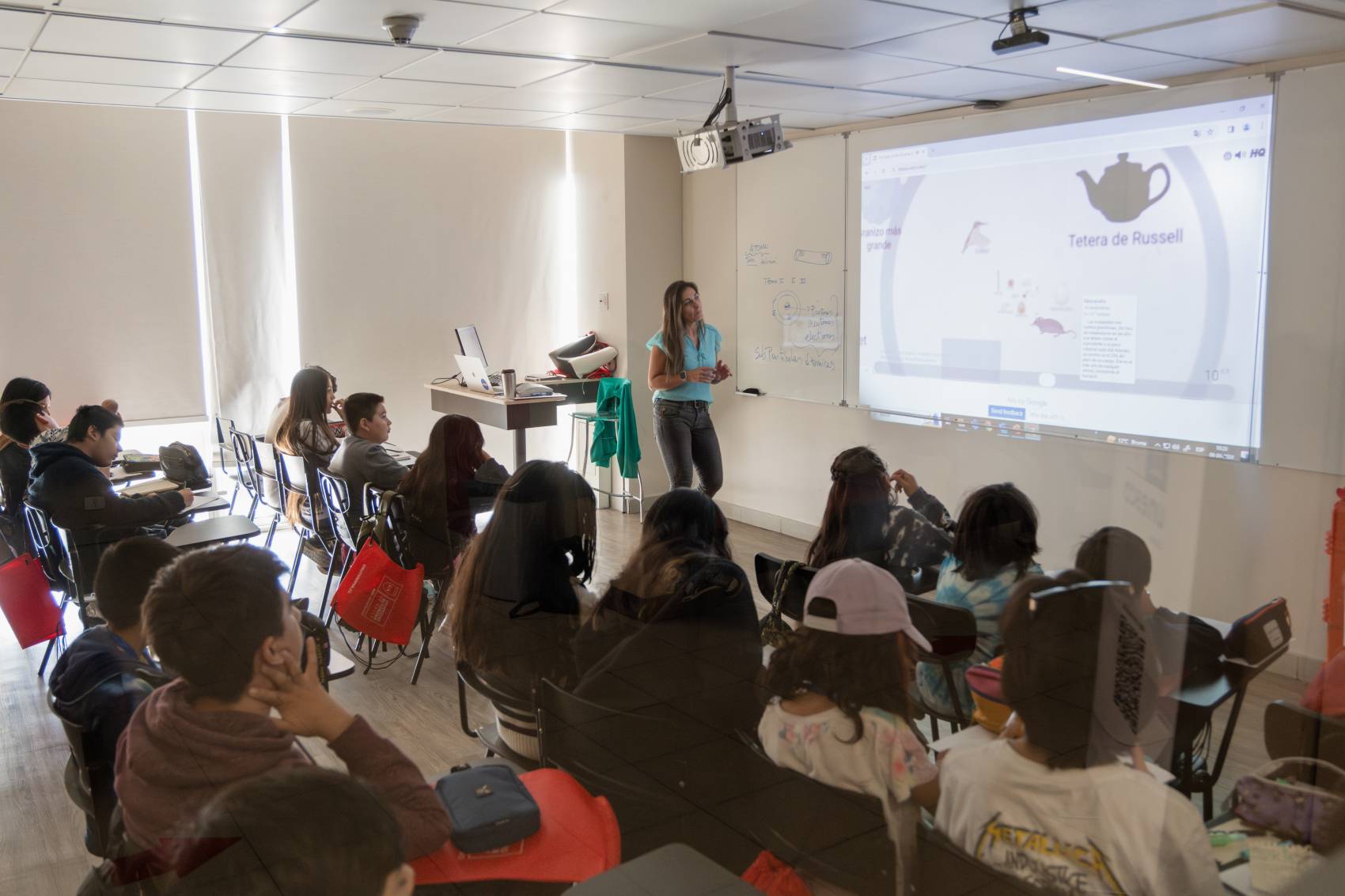 Académicos de la U. Autónoma realizan “Club de Astronomía” para niños de Cerro Navia