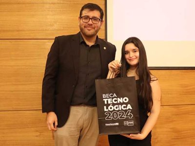 Estudiante beneficiada con Beca Tecnológica en Sede Santiago: “No todos tenemos los medios para costear este tipo de elementos”