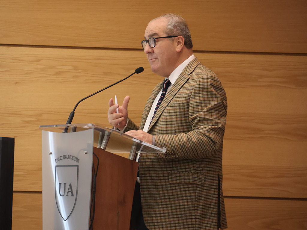 Decano Luis Castillo 
