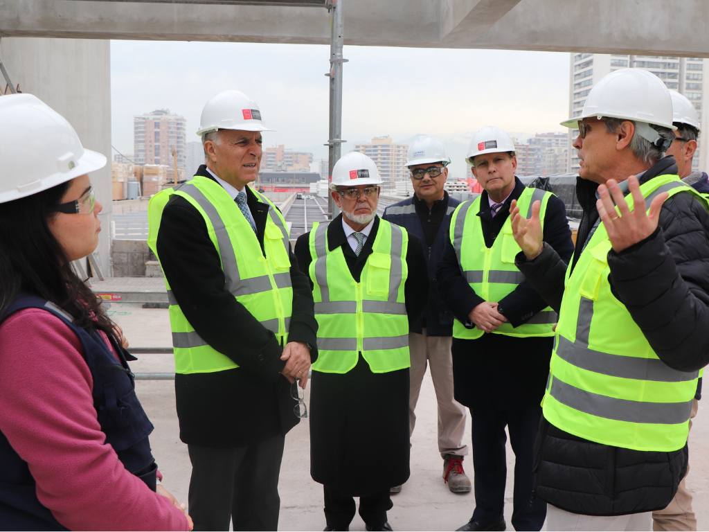 Rector Teodoro Ribera y Vicerrector Francisco Baghetti visitando obras.