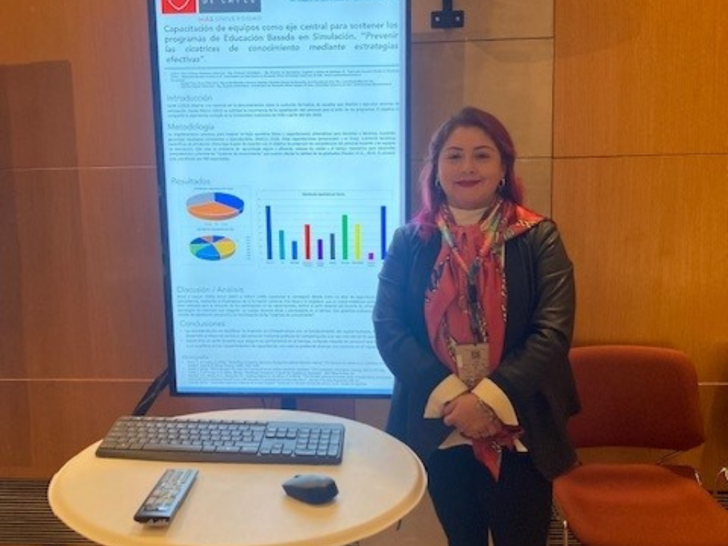 Ximena Aceituno en su exposición.