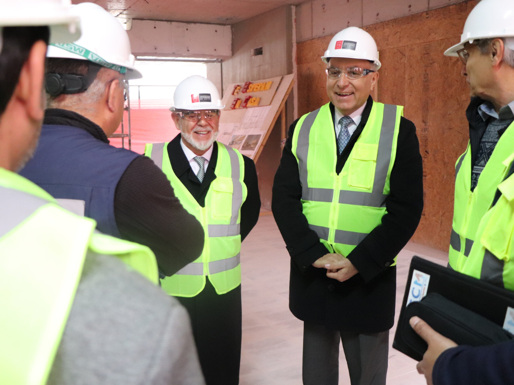 Rector Teodoro Ribera y Vicerrector Francisco Baghetti conversando sobre avances de la construcción.