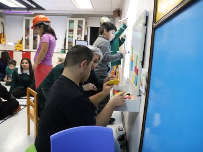 Niños de Escuela Especial Ñielol de Temuco visitan Sala Interactiva de la Universidad Autónoma de Chile