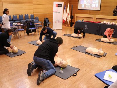 VcM: Carrera de Enfermería realizó capacitación sobre RCP y uso de DEA a funcionarios de la Corporación de Educación de San Miguel