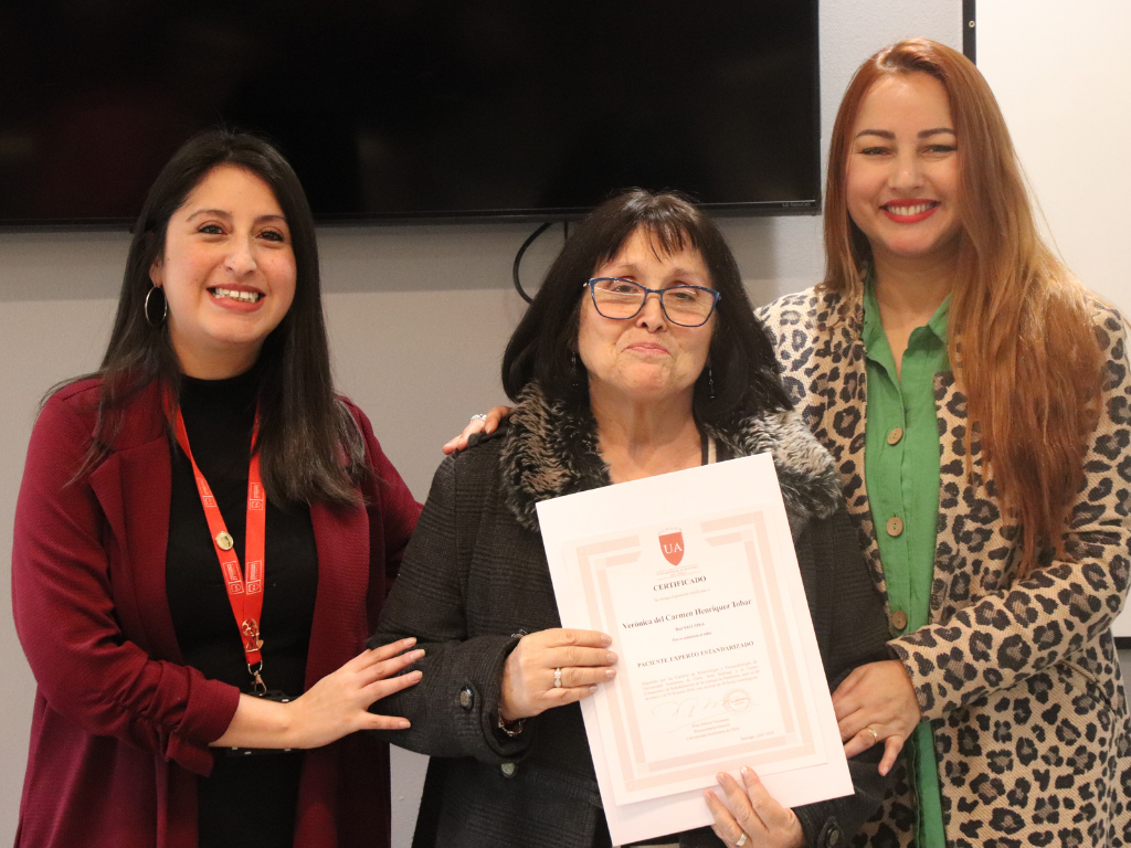 Victoria y Valeria entregando el certificado a Mirna Godoy.