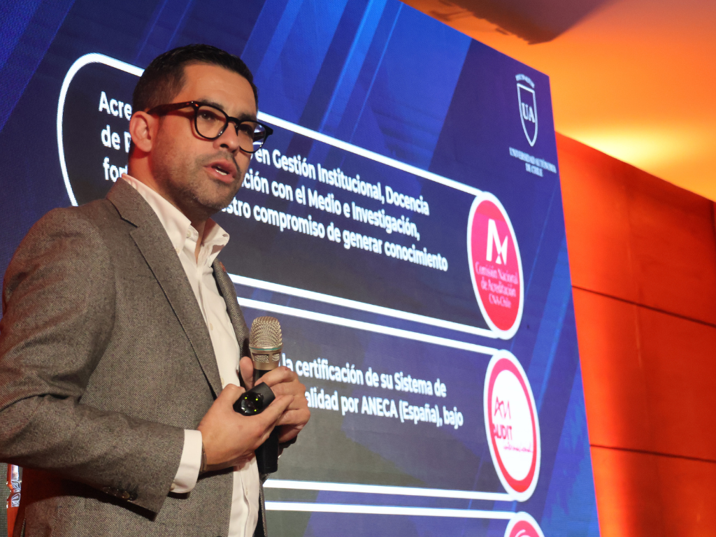 Dr. Mauricio Vial exponiendo sobre lo desafíos de la Universidad.