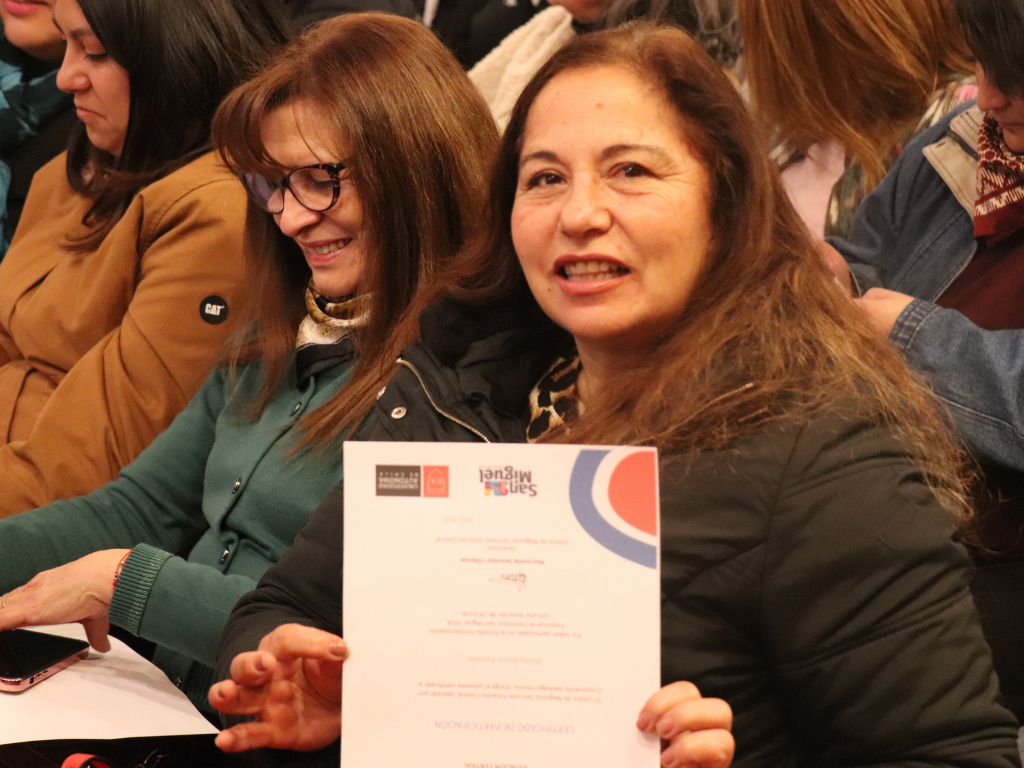 Emprendedora con su certificado.