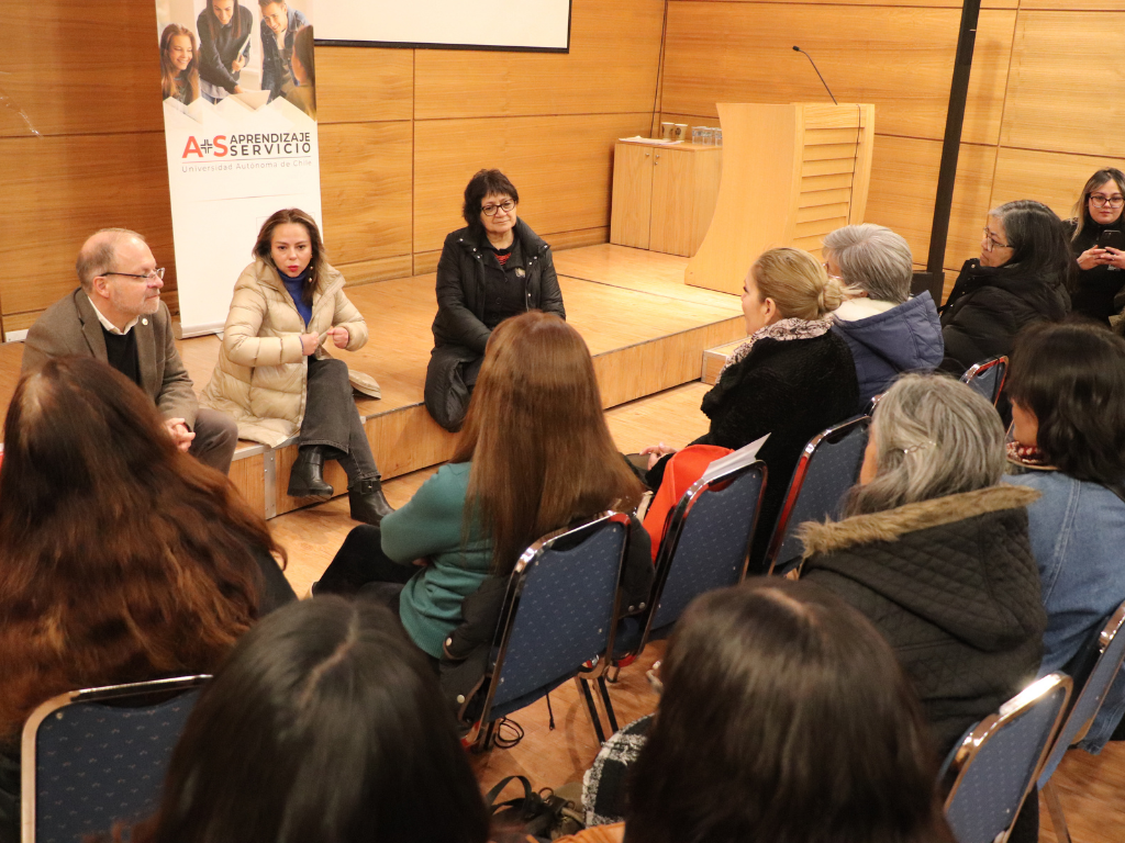 Viviana Aguirre hablando con las emprendedoras.