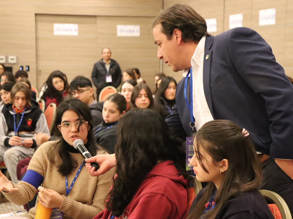 Estudiantes participando en conversatorio.