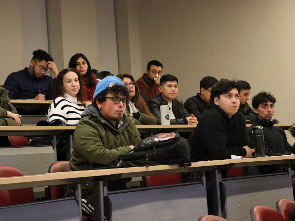 Estudiantes en la charla.