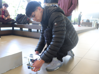 Estudiantes de la Carrera de Ingeniería Civil Informática realizan circuitos de carrera con autos autónomos