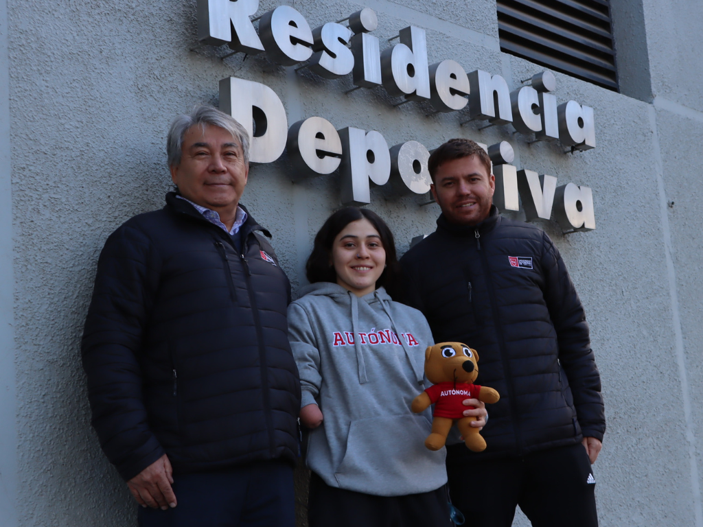 Kiara junto a Luis Díaz y Esteban Catalán