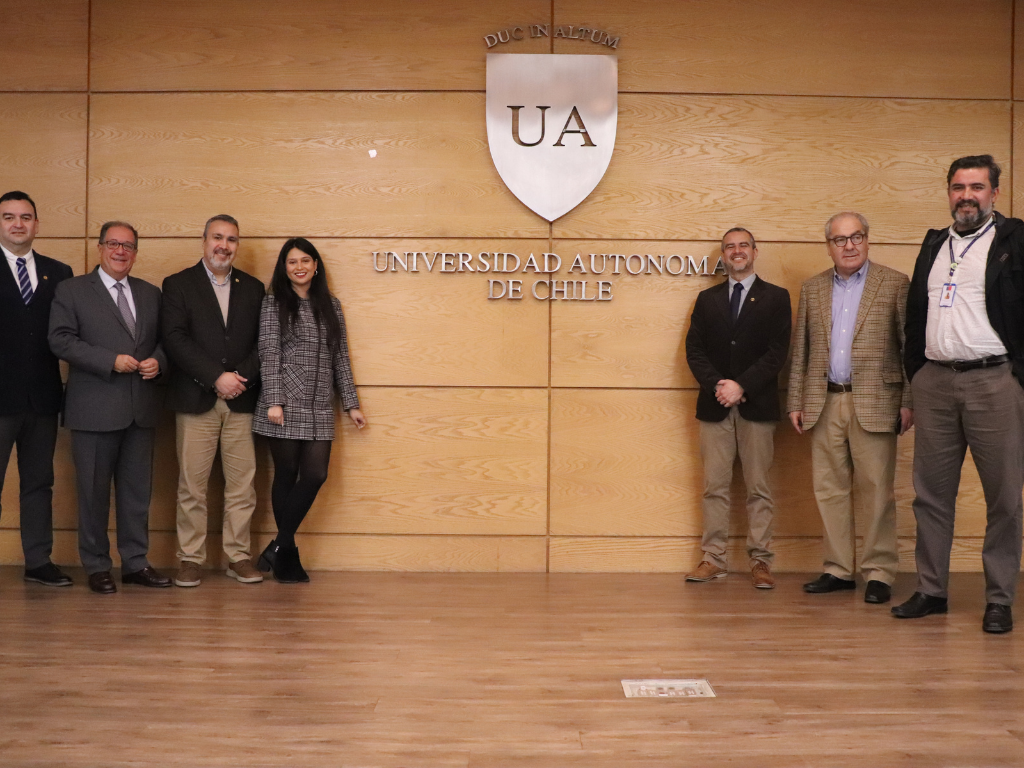 Dr. Cecilio Venegas con autoridades de la universidad.