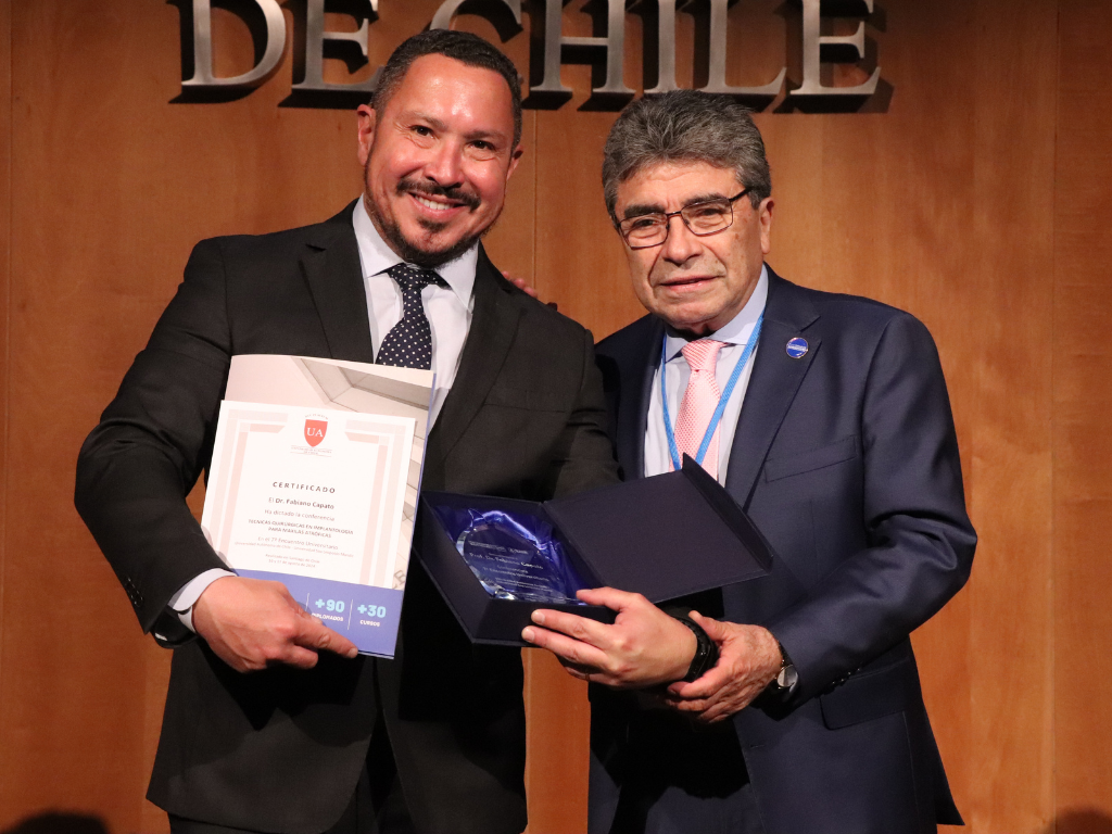 Dr. José Valdivia dando reconocimiento.