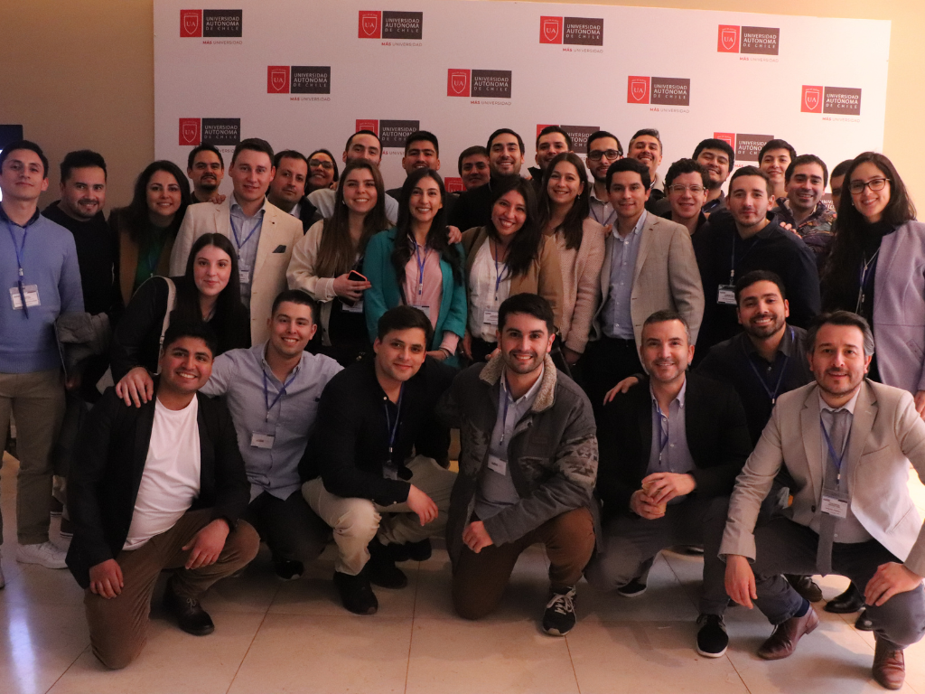Estudiantes de especialidades en odontología.