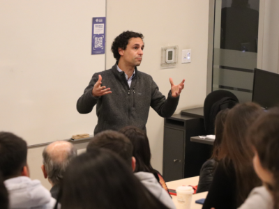 Vicepresidente ejecutivo de comunicaciones estratégica de Banco Santander realiza charla para la Facultad de Administración y Negocios 