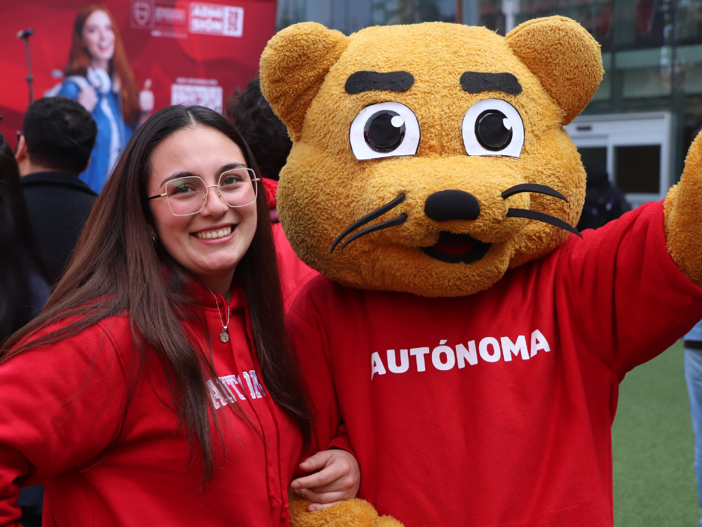 Pumín junto a estudiante.