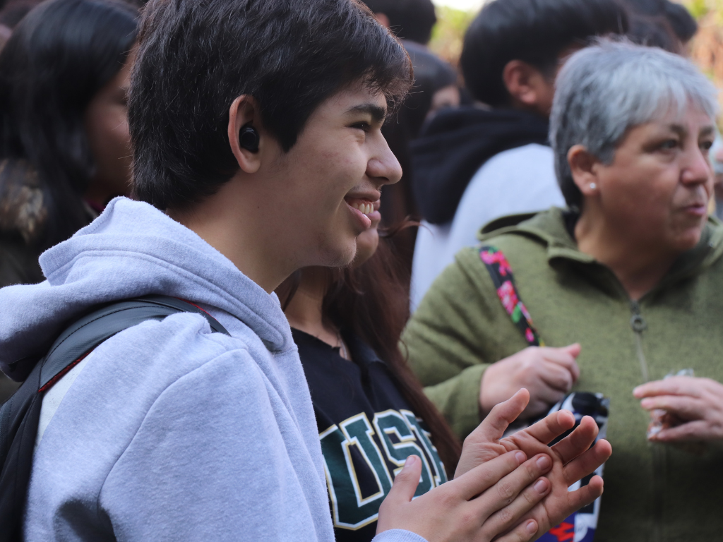 Estudiante viendo los concursos.