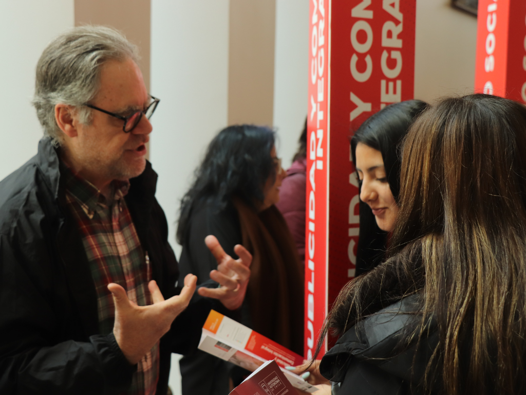 Estudiantes conociendo sobre nuestra malla curricular.