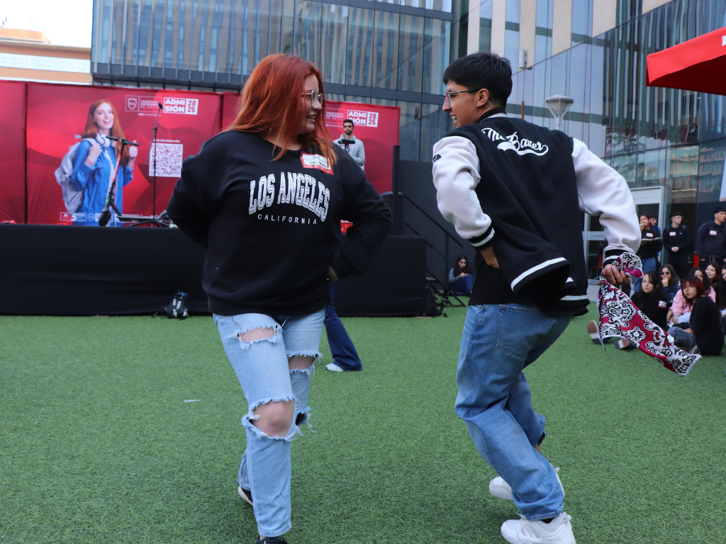 Estudiantes bailando cueca.