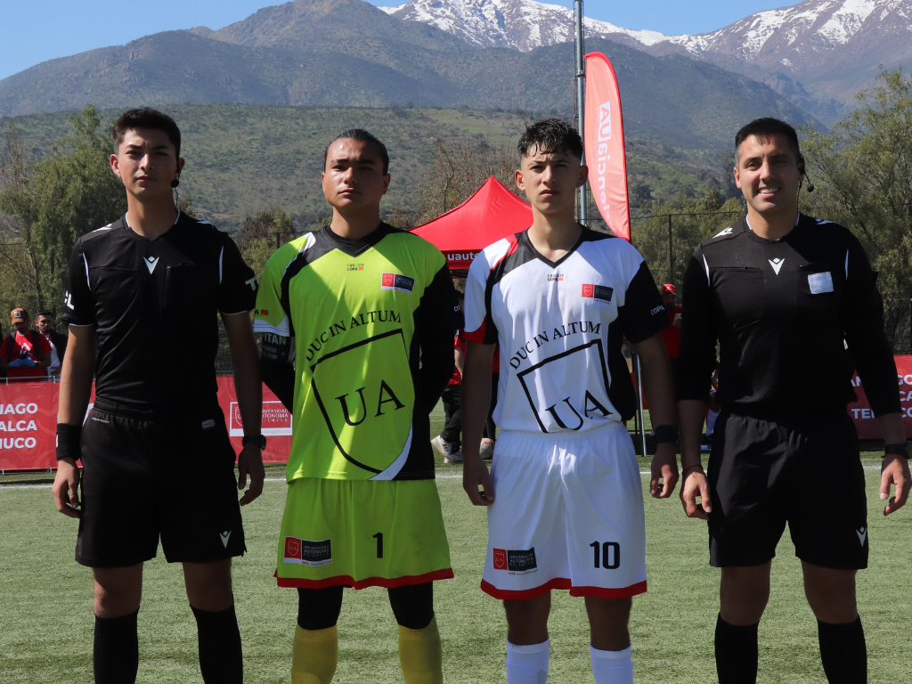 Árbitros y capitanes de la final.