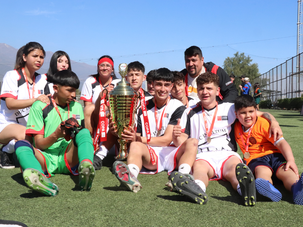 Colegio Confederación Suiza con la Copa UA.