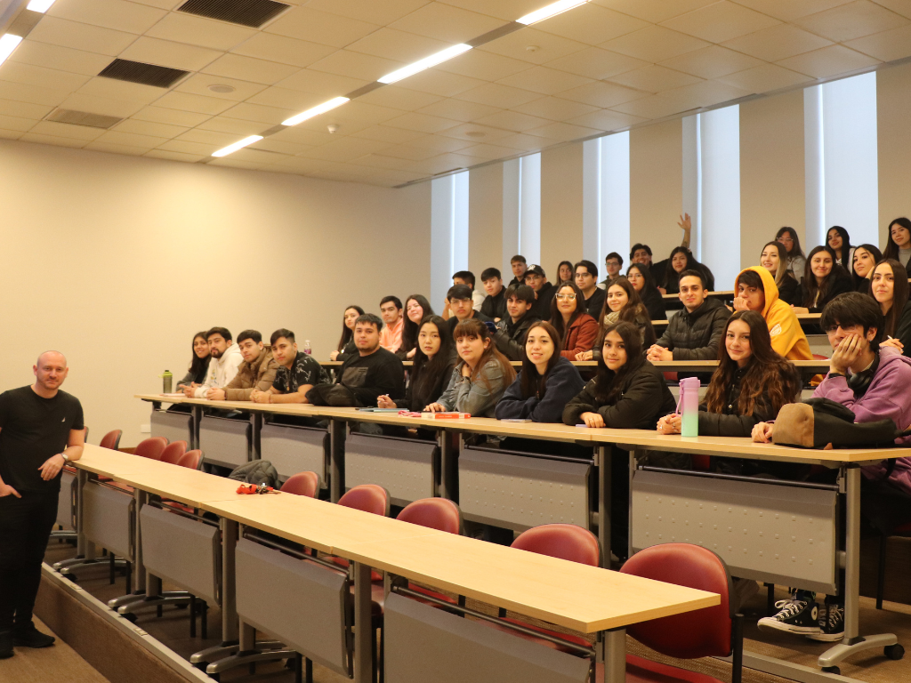 Estudiantes junto a Matías Baerwald.