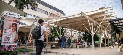 Estudiante caminando en en el Campus El Llano de la Autónoma