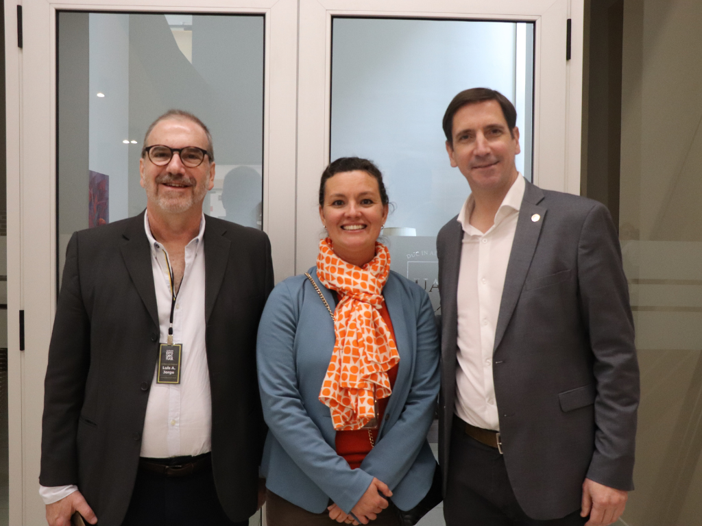 Decano Daniel Schmidt junto a exponentes.