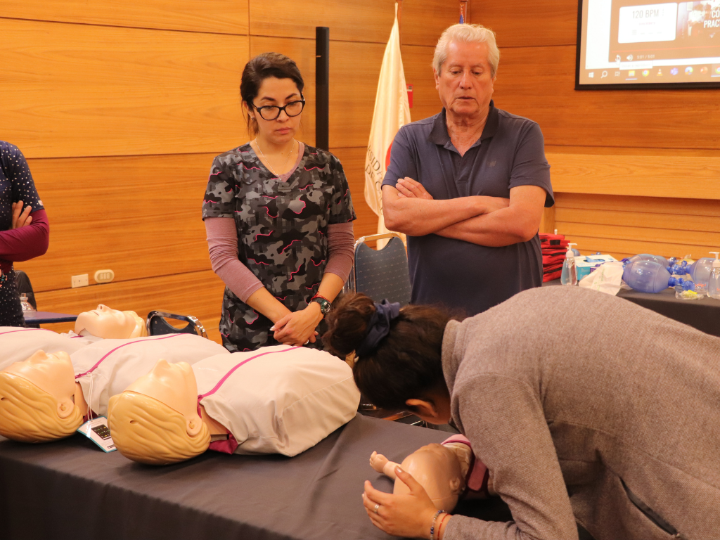 Estudiantes atentos a las instrucciones.