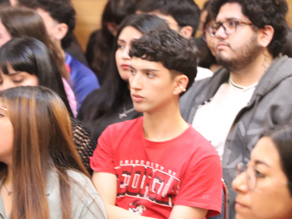 Estudiante escuchando charla.