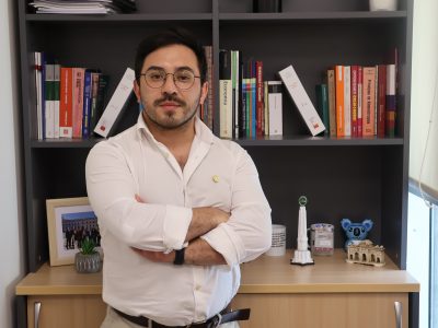 Con el apoyo de beca de la Universidad Autónoma académico realiza investigación en España