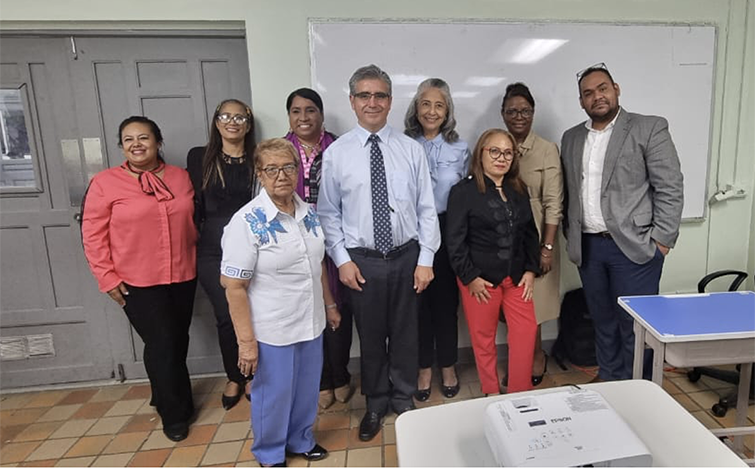Académico de Pedagogía en Inglés de la Universidad Autónoma sede Talca fortalece lazos con UDELAS en Panamá